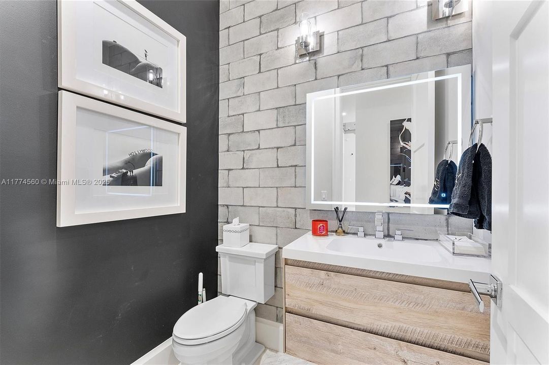 最近售出: $2,392,500 (5 贝兹, 5 浴室, 0 平方英尺)