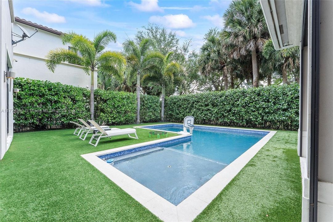 最近售出: $2,392,500 (5 贝兹, 5 浴室, 0 平方英尺)