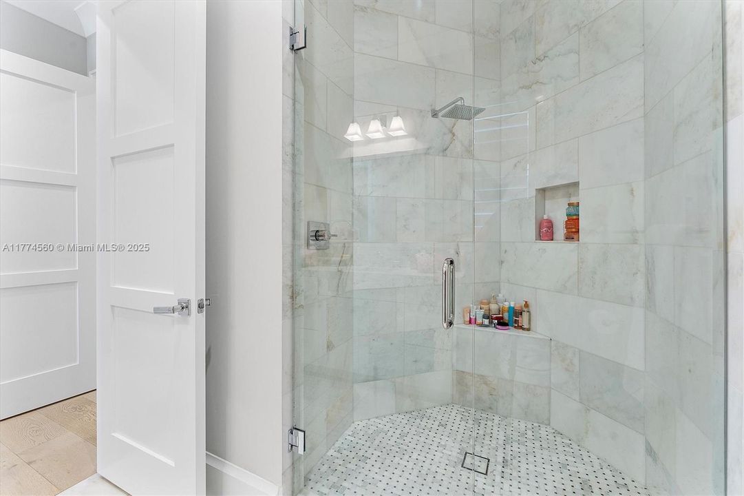 最近售出: $2,392,500 (5 贝兹, 5 浴室, 0 平方英尺)