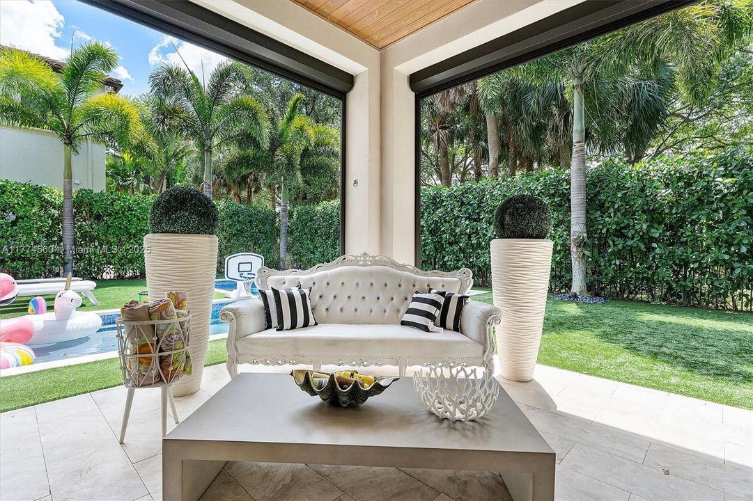 最近售出: $2,392,500 (5 贝兹, 5 浴室, 0 平方英尺)