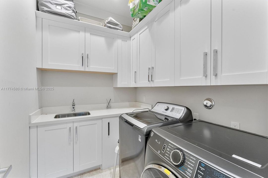 最近售出: $2,392,500 (5 贝兹, 5 浴室, 0 平方英尺)