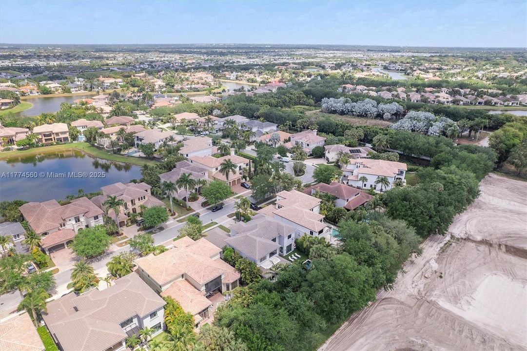 最近售出: $2,392,500 (5 贝兹, 5 浴室, 0 平方英尺)