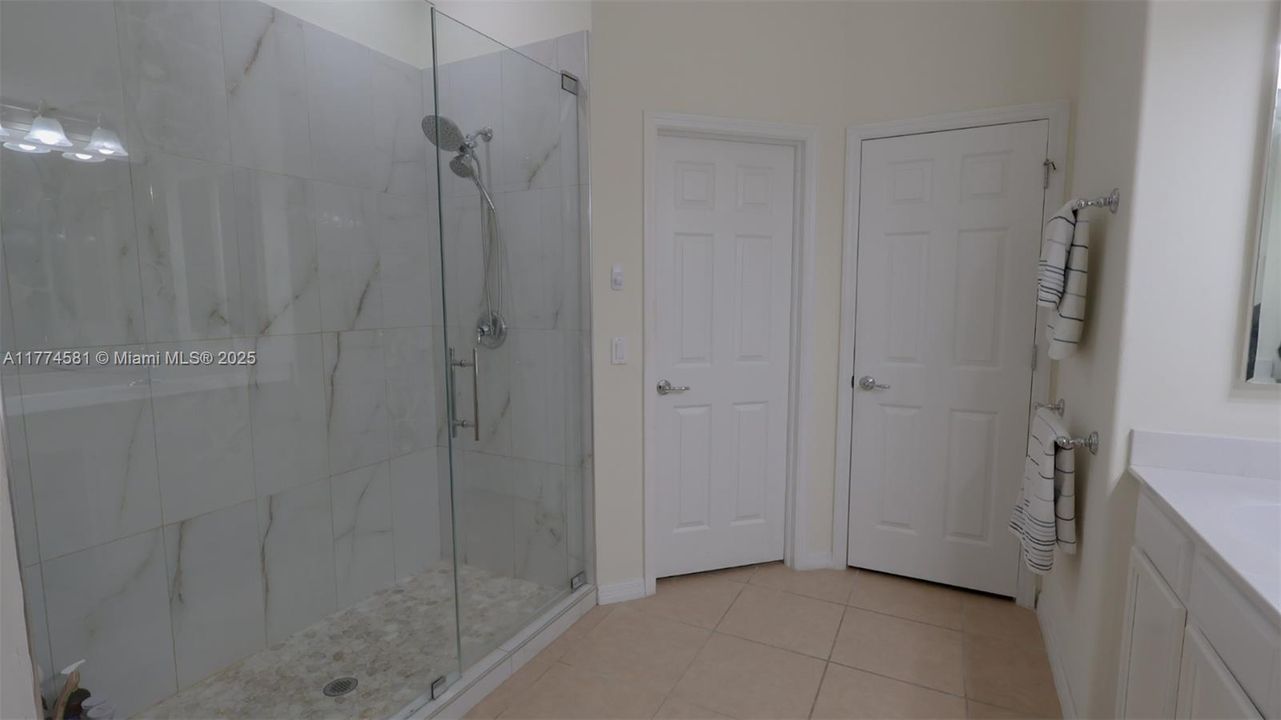 最近售出: $465,000 (4 贝兹, 2 浴室, 1959 平方英尺)