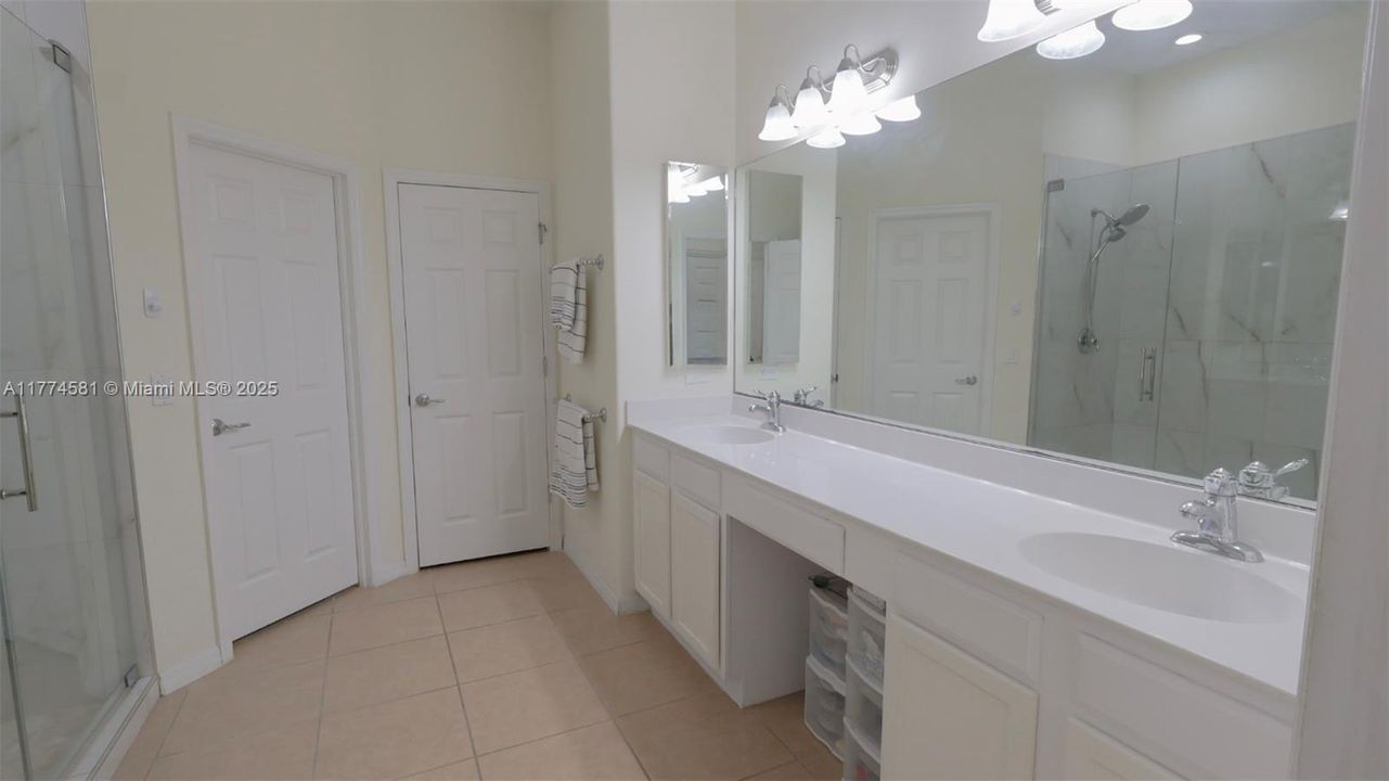 最近售出: $465,000 (4 贝兹, 2 浴室, 1959 平方英尺)