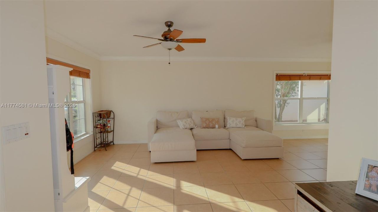 最近售出: $465,000 (4 贝兹, 2 浴室, 1959 平方英尺)