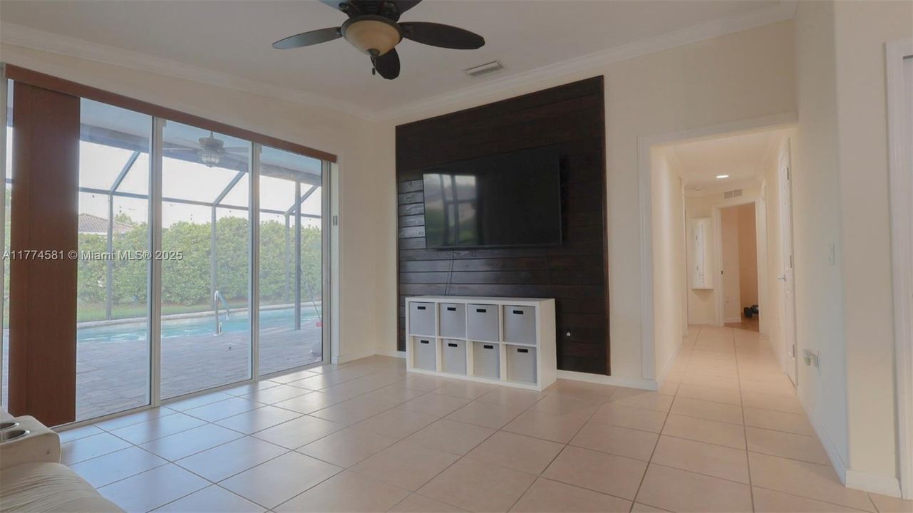 最近售出: $465,000 (4 贝兹, 2 浴室, 1959 平方英尺)