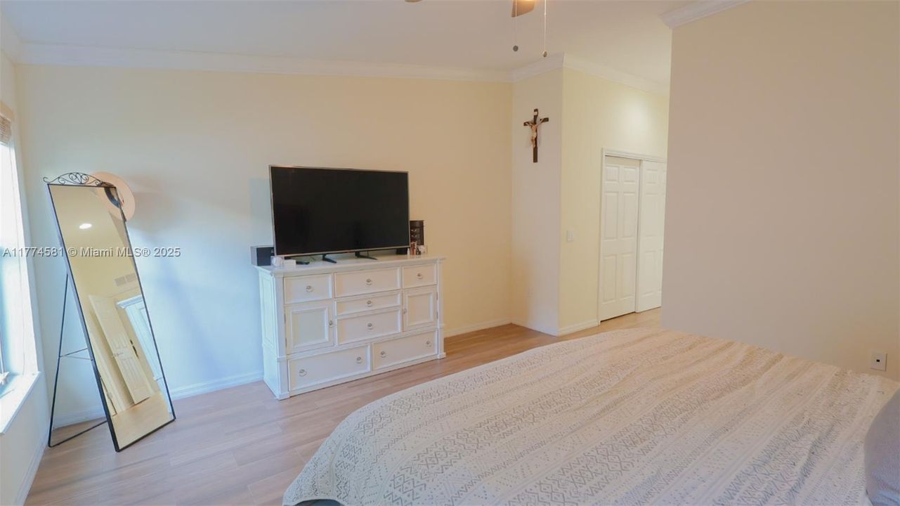 最近售出: $465,000 (4 贝兹, 2 浴室, 1959 平方英尺)