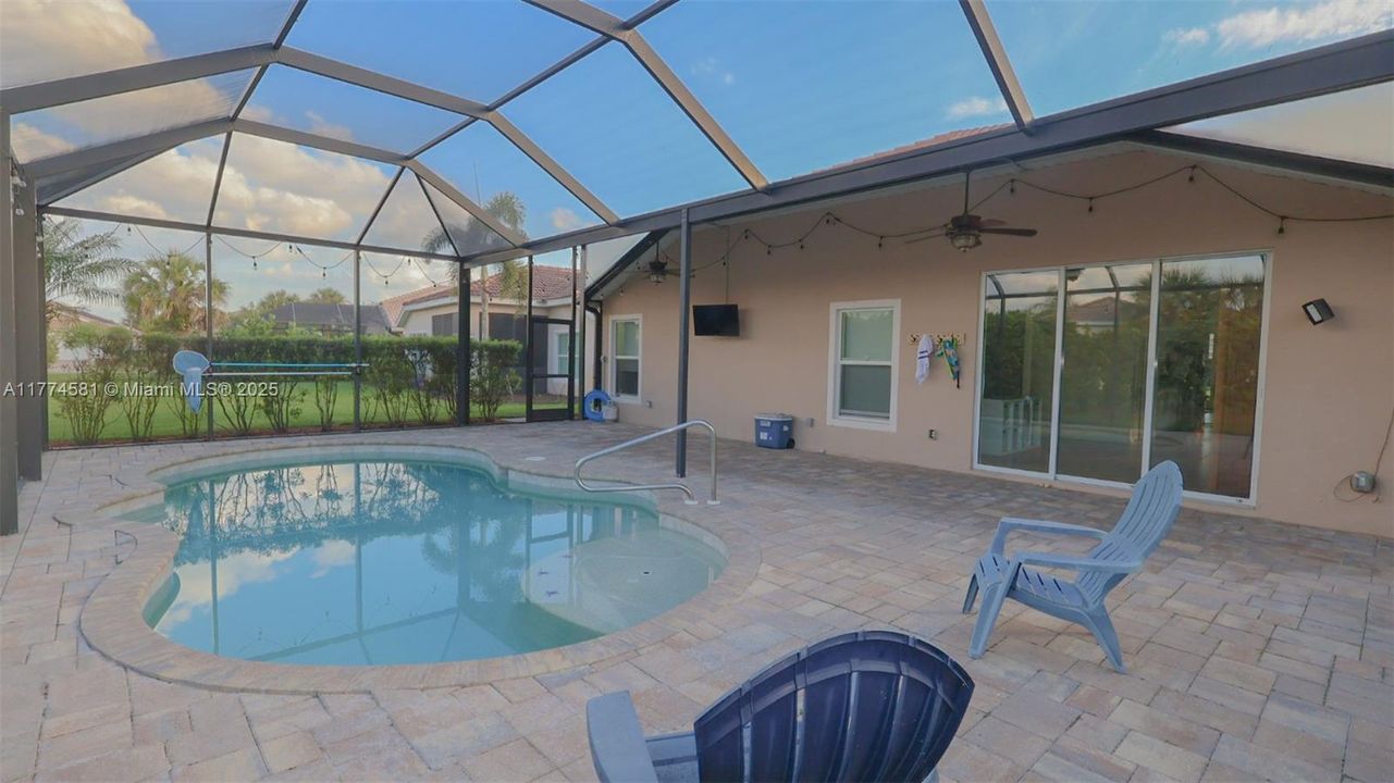 最近售出: $465,000 (4 贝兹, 2 浴室, 1959 平方英尺)