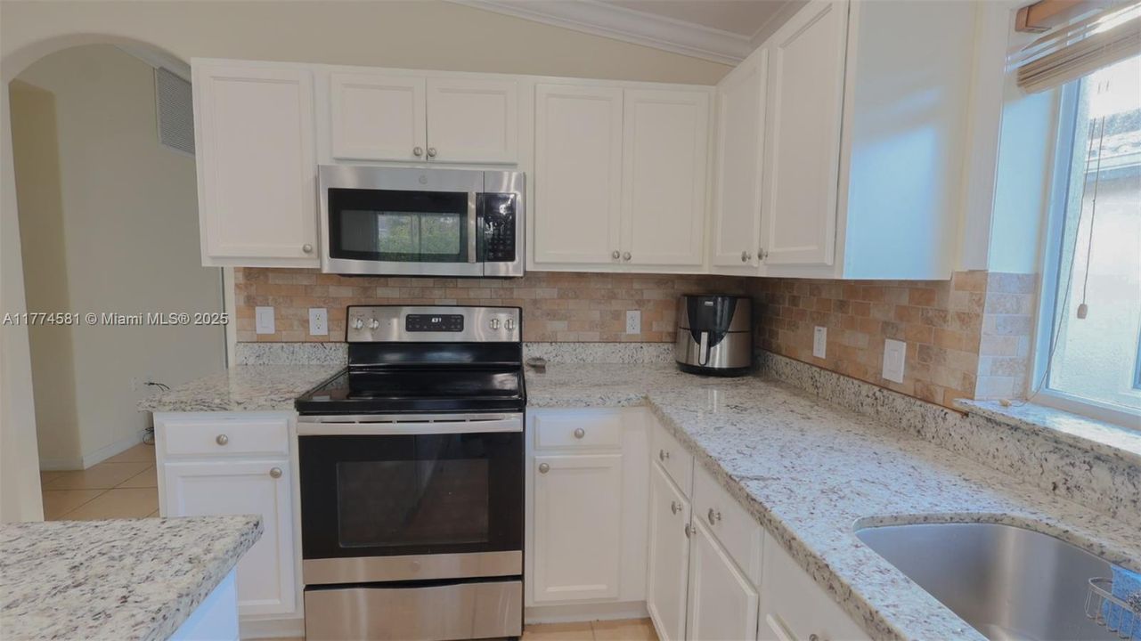 最近售出: $465,000 (4 贝兹, 2 浴室, 1959 平方英尺)