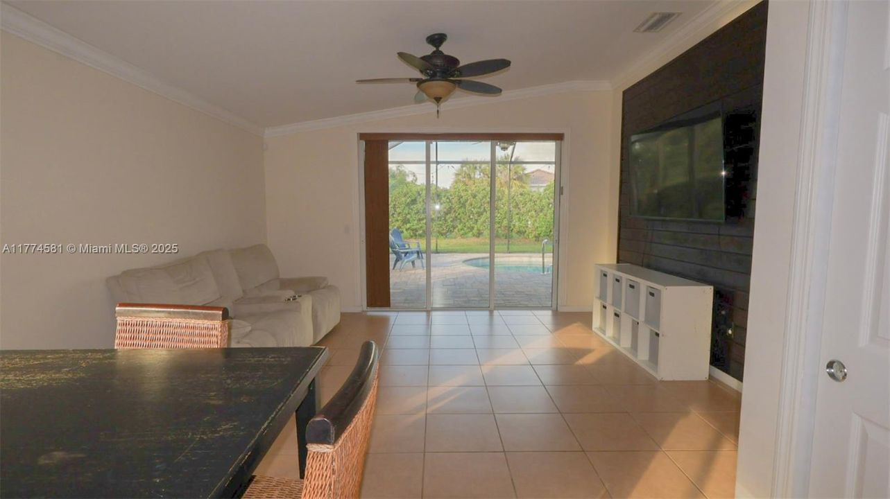 最近售出: $465,000 (4 贝兹, 2 浴室, 1959 平方英尺)