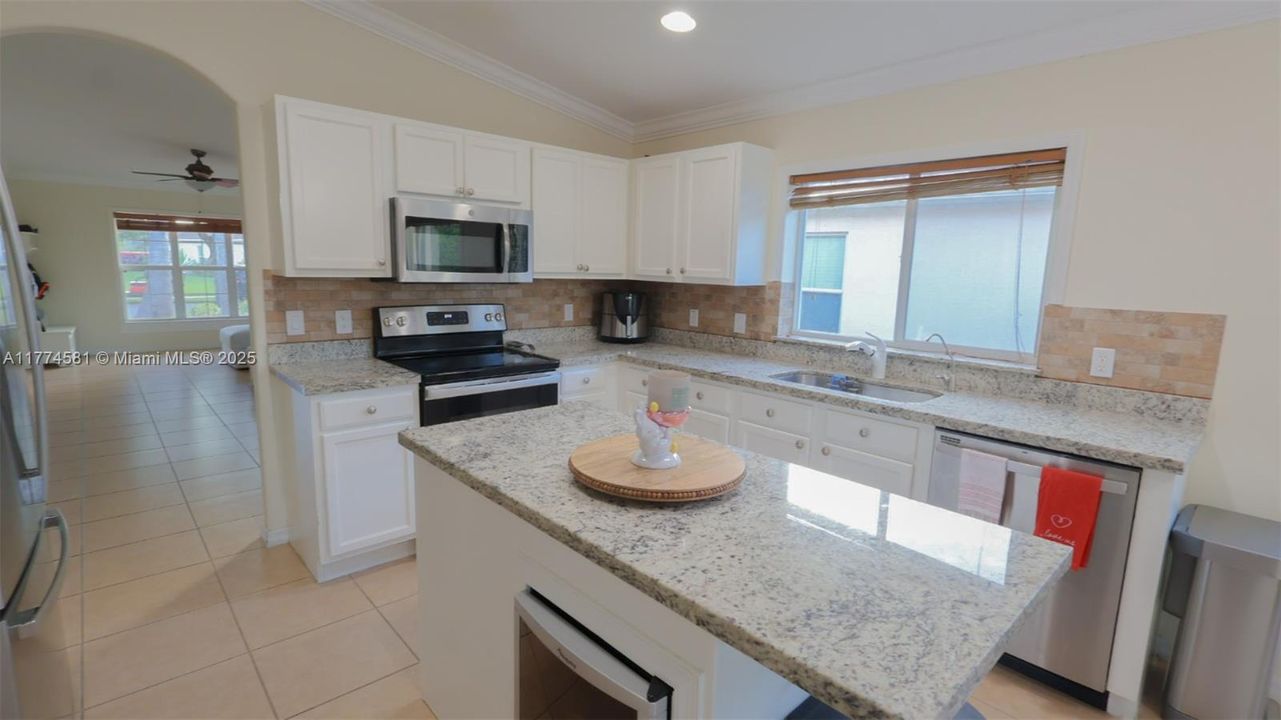 最近售出: $465,000 (4 贝兹, 2 浴室, 1959 平方英尺)