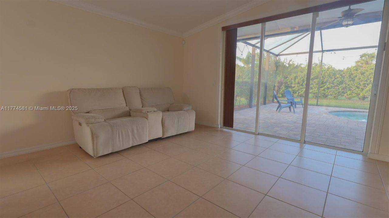 最近售出: $465,000 (4 贝兹, 2 浴室, 1959 平方英尺)