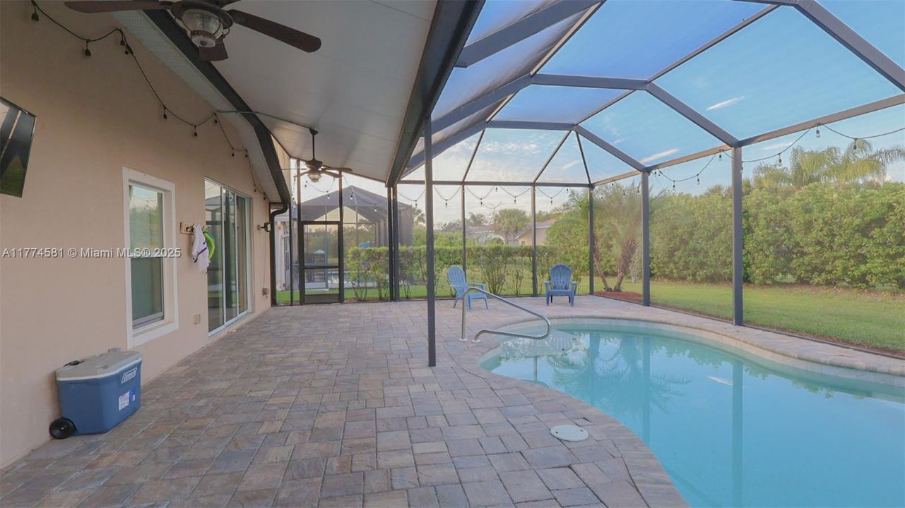 最近售出: $465,000 (4 贝兹, 2 浴室, 1959 平方英尺)