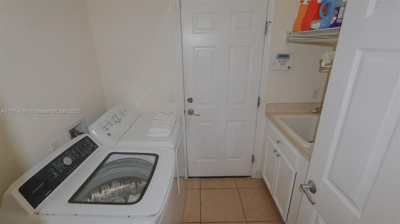 最近售出: $465,000 (4 贝兹, 2 浴室, 1959 平方英尺)