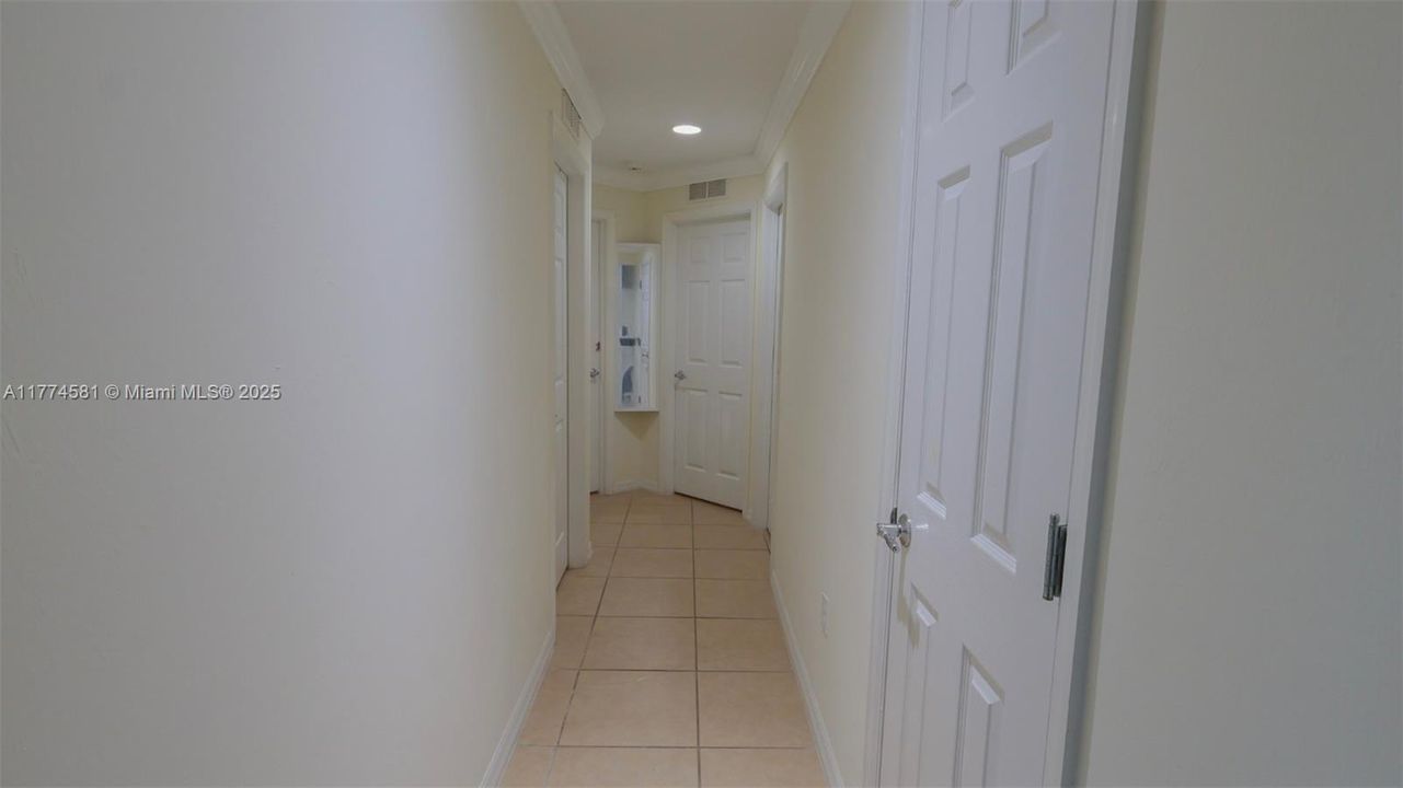 最近售出: $465,000 (4 贝兹, 2 浴室, 1959 平方英尺)