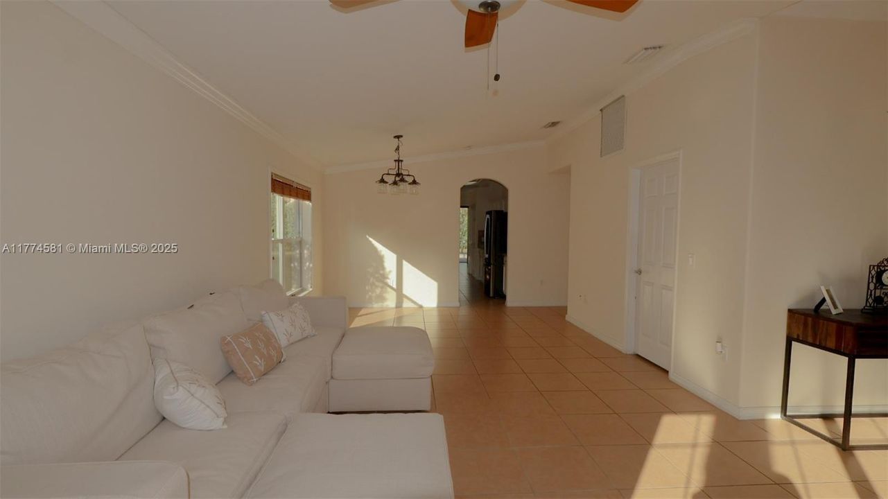 最近售出: $465,000 (4 贝兹, 2 浴室, 1959 平方英尺)