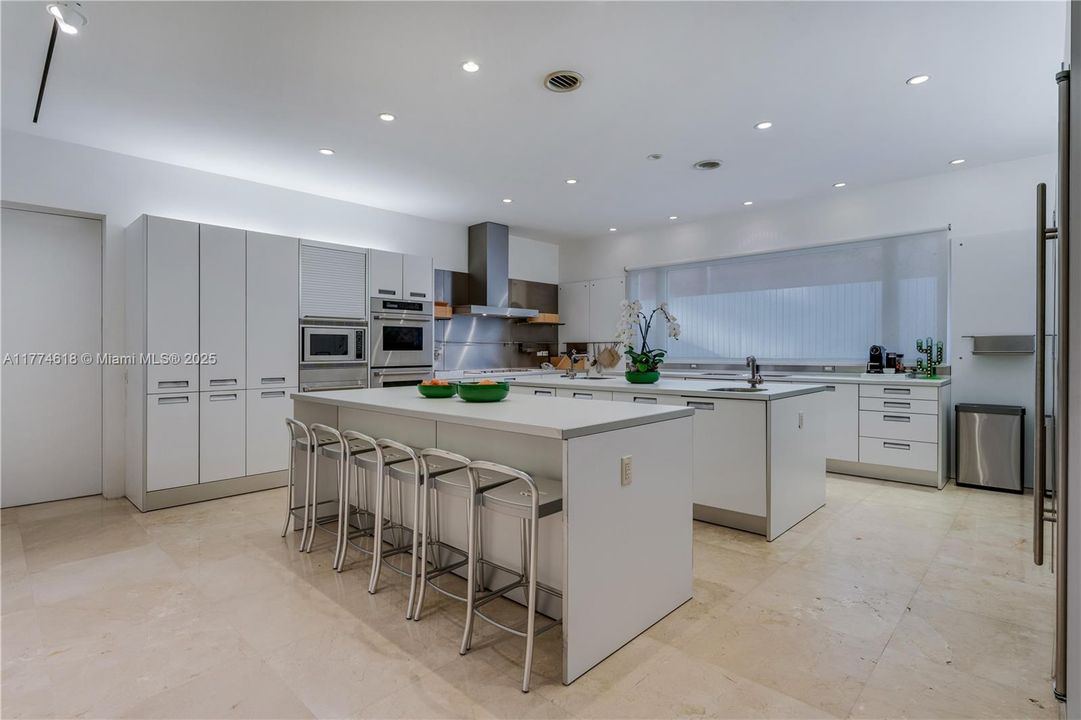 Недавно продано: $26,000,000 (3 спален, 4 ванн, 10926 Квадратных фут)