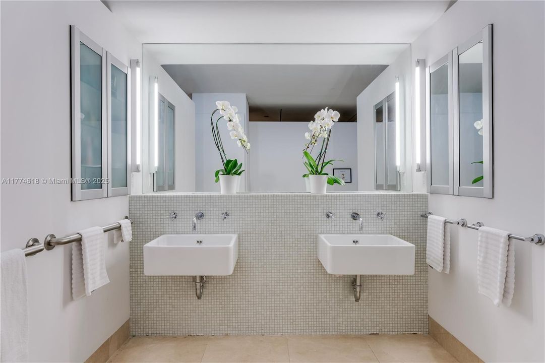 Недавно продано: $26,000,000 (3 спален, 4 ванн, 10926 Квадратных фут)