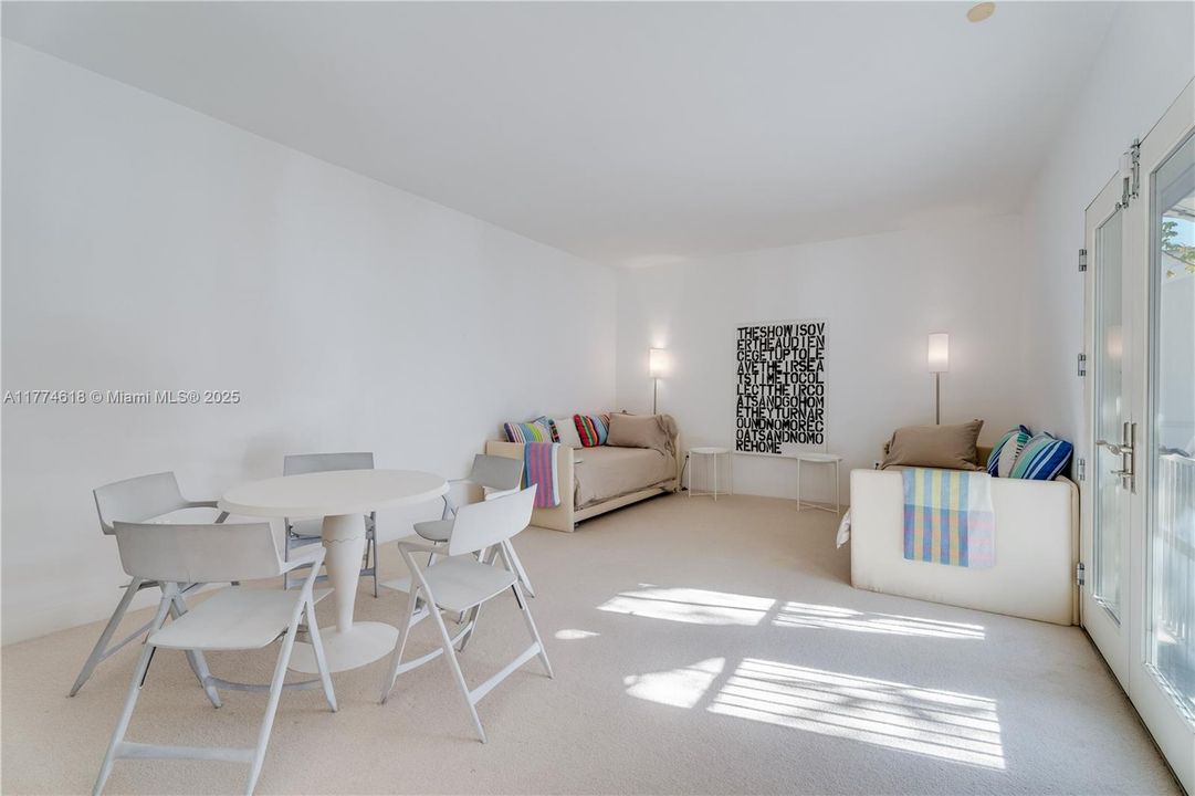 Недавно продано: $26,000,000 (3 спален, 4 ванн, 10926 Квадратных фут)