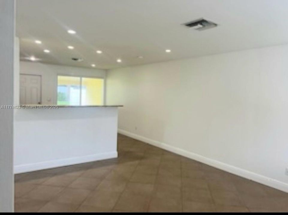 Recently Rented: $2,450 (2 beds, 1 baths, 1650 Square Feet)