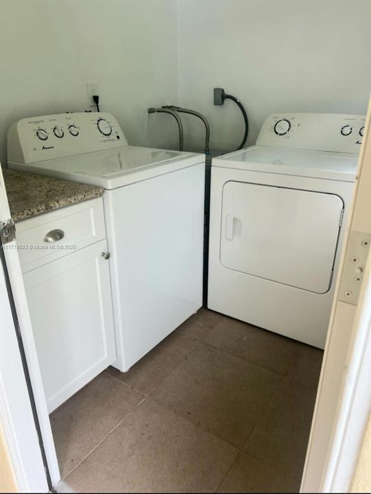Recently Rented: $2,450 (2 beds, 1 baths, 1650 Square Feet)
