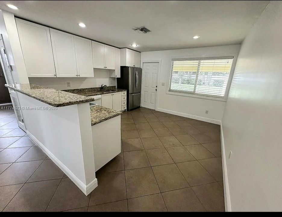 Recently Rented: $2,450 (2 beds, 1 baths, 1650 Square Feet)