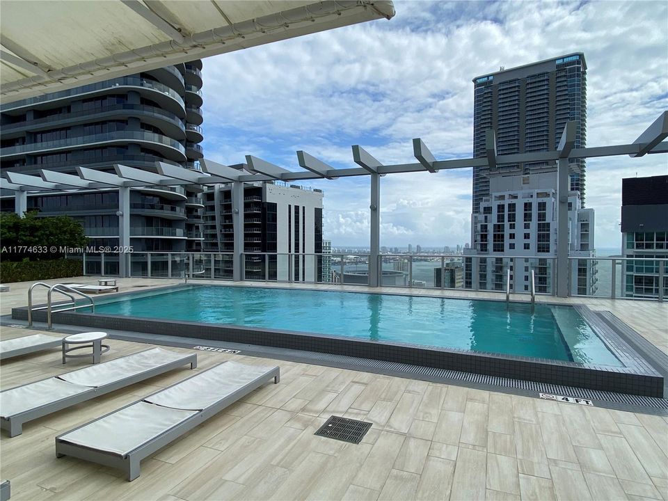 Recently Rented: $3,500 (1 beds, 1 baths, 769 Square Feet)