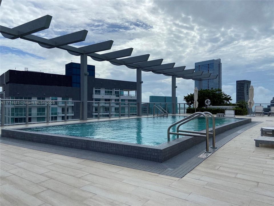 Recently Rented: $3,500 (1 beds, 1 baths, 769 Square Feet)