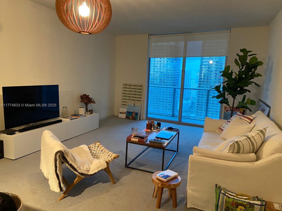 Recently Rented: $3,500 (1 beds, 1 baths, 769 Square Feet)