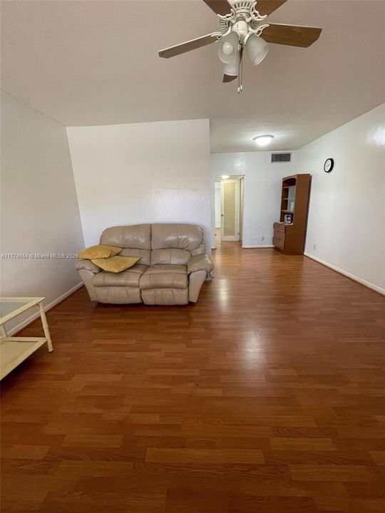 На продажу: $170,000 (1 спален, 1 ванн, 580 Квадратных фут)