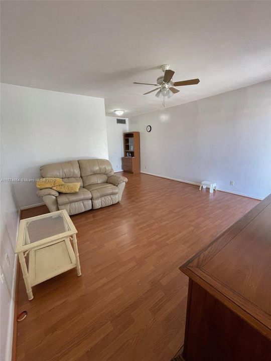 На продажу: $170,000 (1 спален, 1 ванн, 580 Квадратных фут)