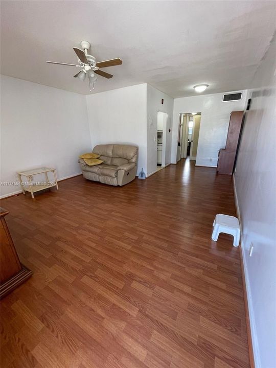 На продажу: $170,000 (1 спален, 1 ванн, 580 Квадратных фут)