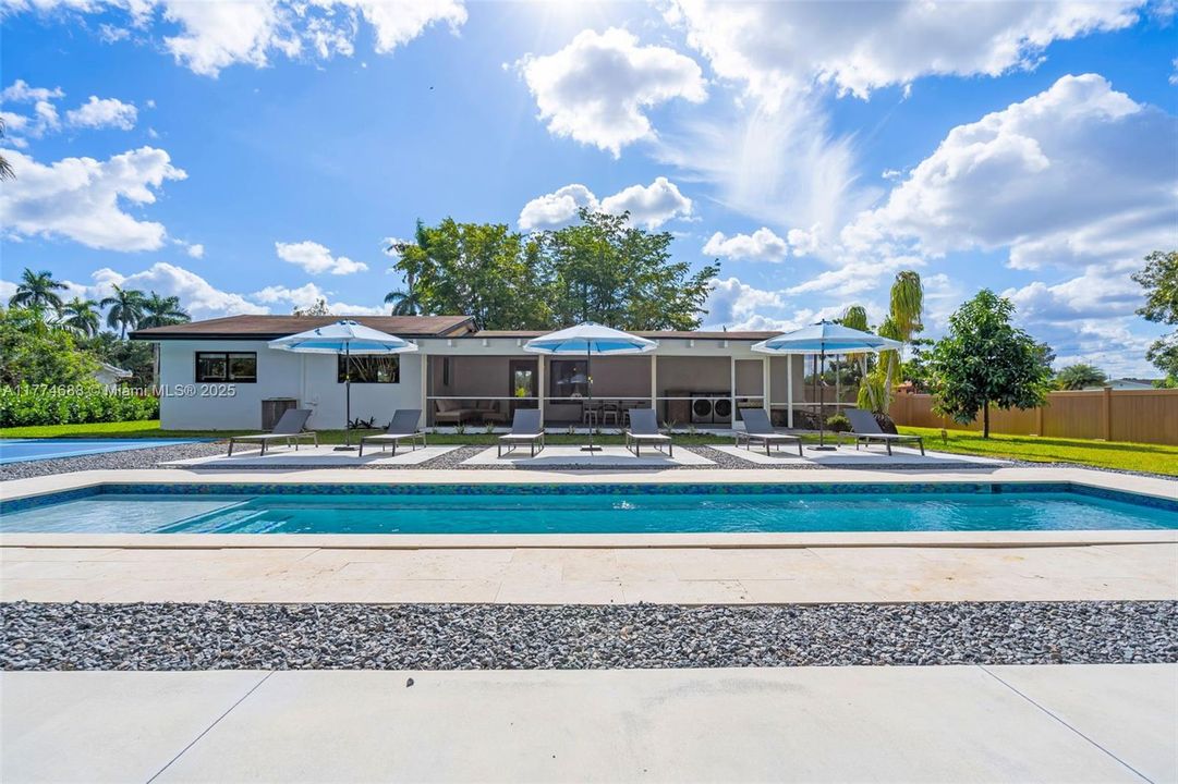 В аренду: $10,000 (4 спален, 3 ванн, 1394 Квадратных фут)