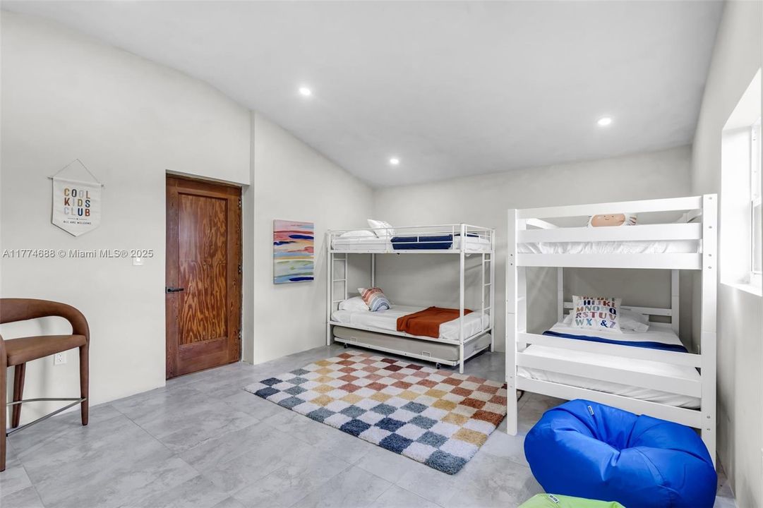 В аренду: $10,000 (4 спален, 3 ванн, 1394 Квадратных фут)