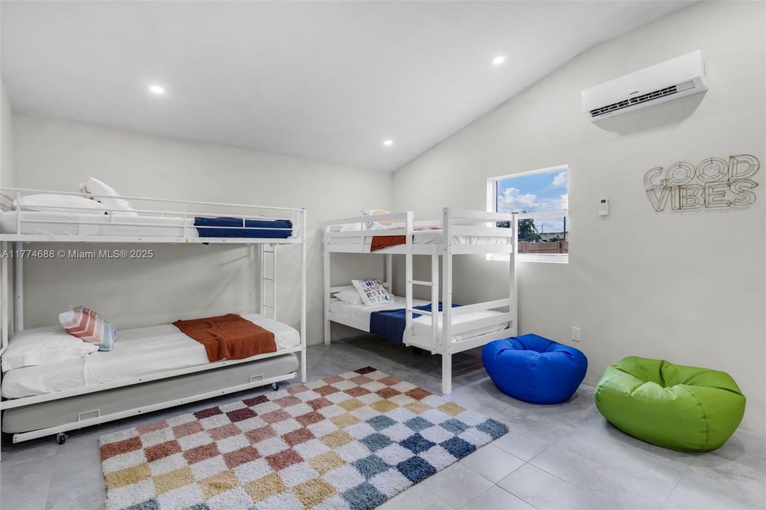 В аренду: $10,000 (4 спален, 3 ванн, 1394 Квадратных фут)