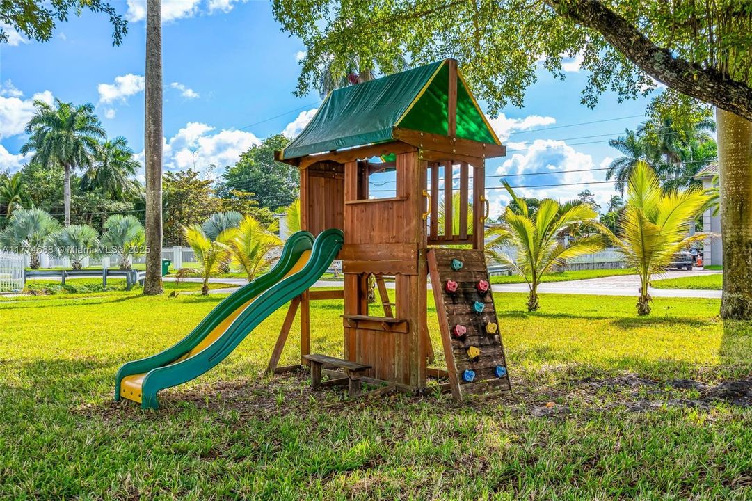 В аренду: $10,000 (4 спален, 3 ванн, 1394 Квадратных фут)