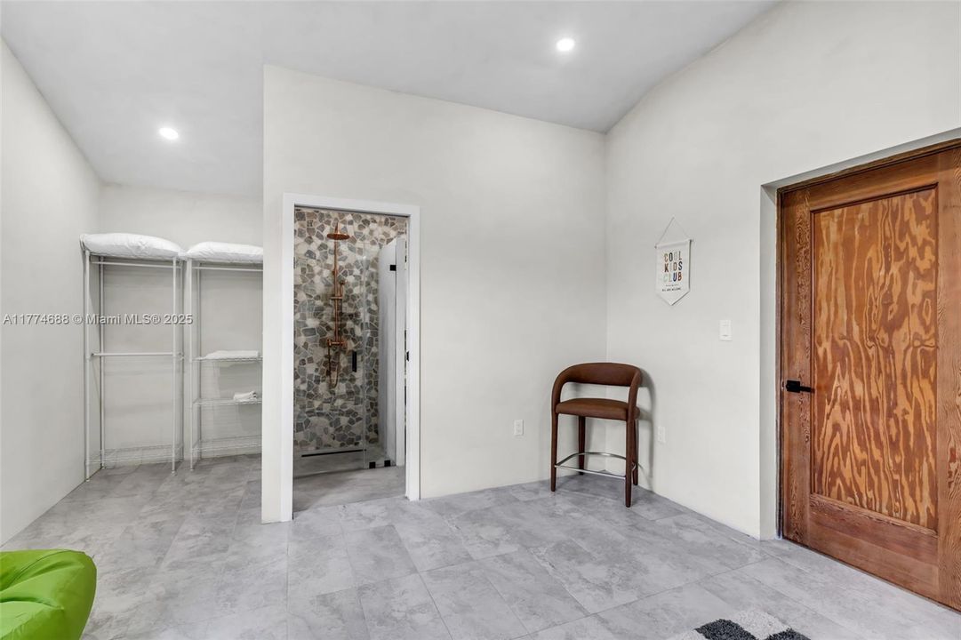 В аренду: $10,000 (4 спален, 3 ванн, 1394 Квадратных фут)