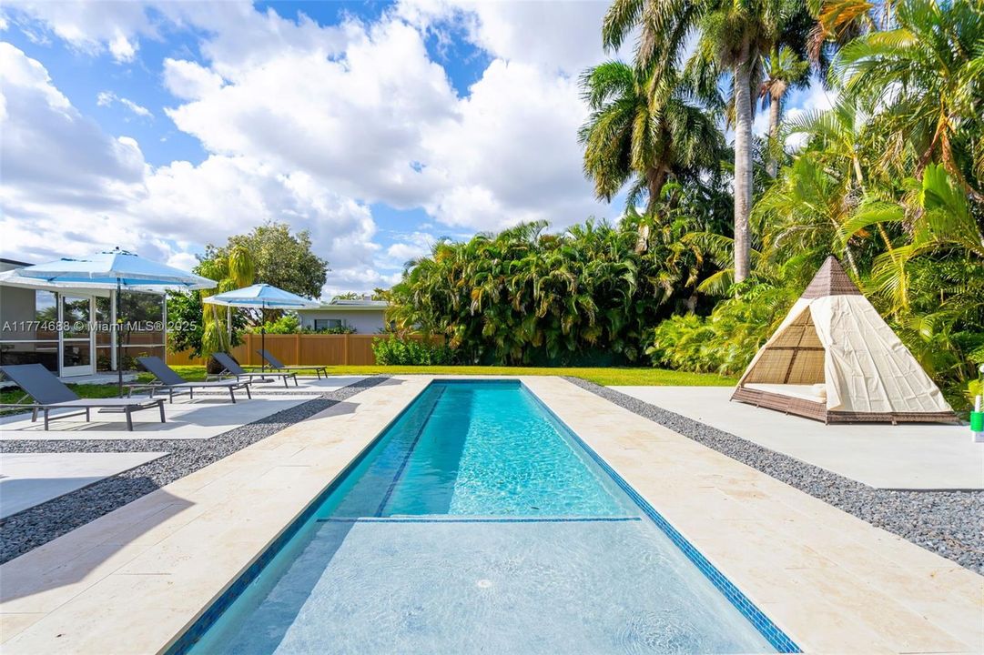 В аренду: $10,000 (4 спален, 3 ванн, 1394 Квадратных фут)