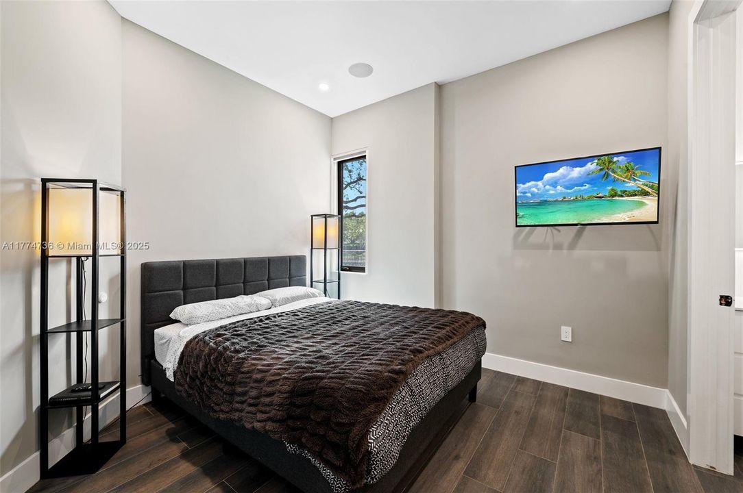 最近租的: $18,500 (5 贝兹, 6 浴室, 6061 平方英尺)