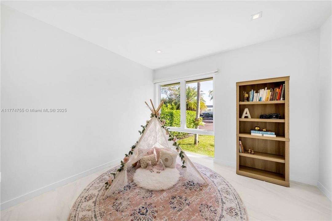 Recently Rented: $35,000 (5 beds, 5 baths, 3891 Square Feet)