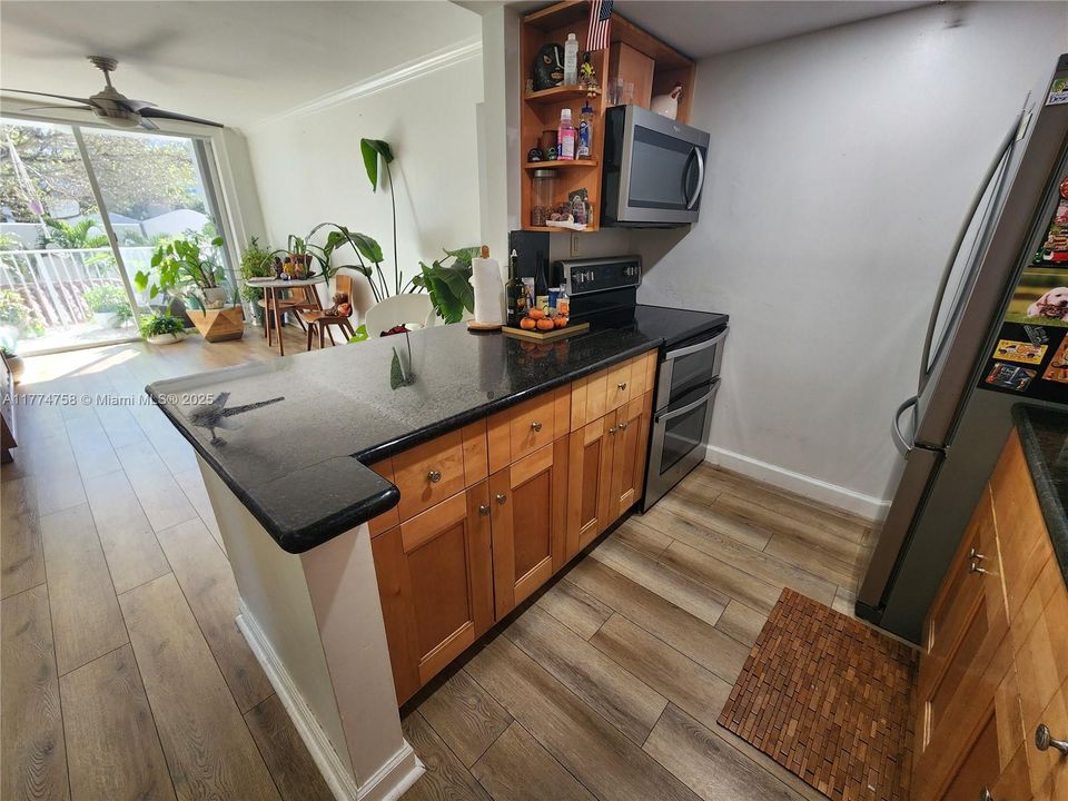 待售: $359,000 (2 贝兹, 2 浴室, 918 平方英尺)