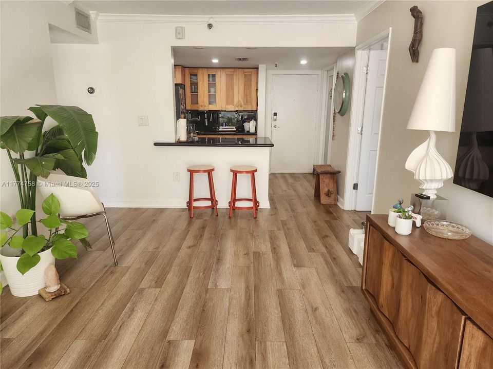 待售: $359,000 (2 贝兹, 2 浴室, 918 平方英尺)