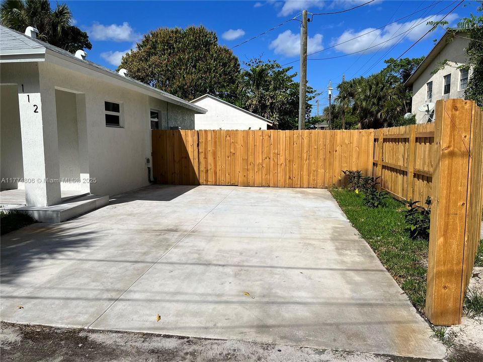 Recently Rented: $2,600 (2 beds, 2 baths, 1200 Square Feet)