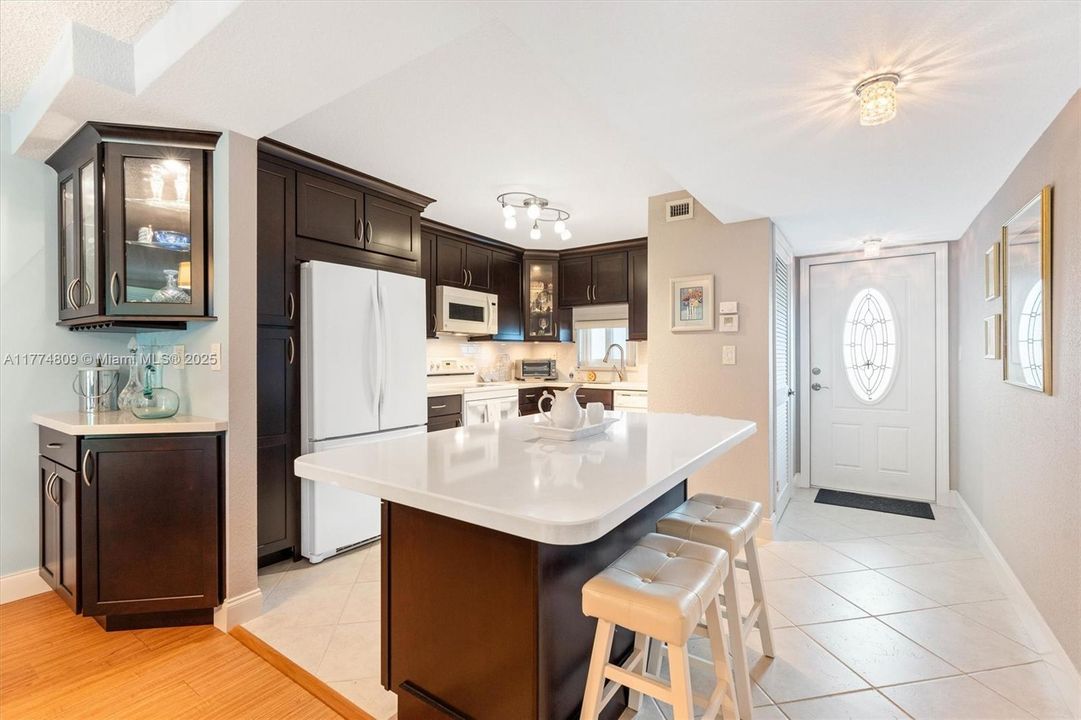 Недавно продано: $185,000 (2 спален, 2 ванн, 1170 Квадратных фут)