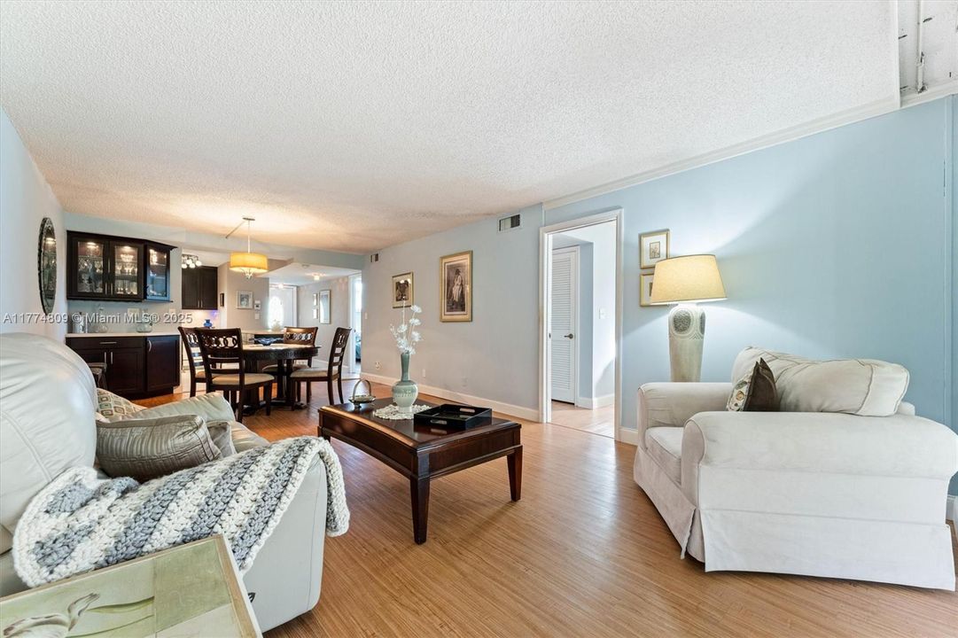 Недавно продано: $185,000 (2 спален, 2 ванн, 1170 Квадратных фут)