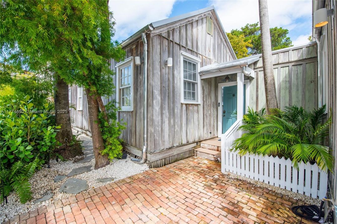 Recently Sold: $1,595,000 (2 beds, 2 baths, 1336 Square Feet)