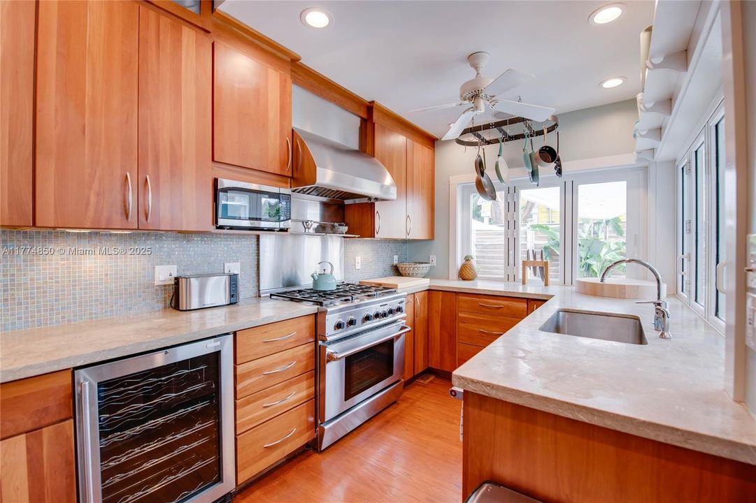 1400 Virginia St Kitchen