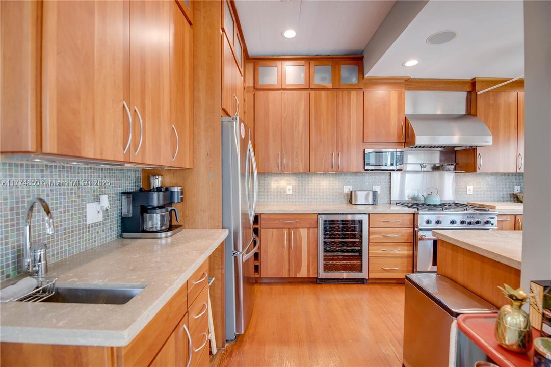 1400 Virginia St Kitchen