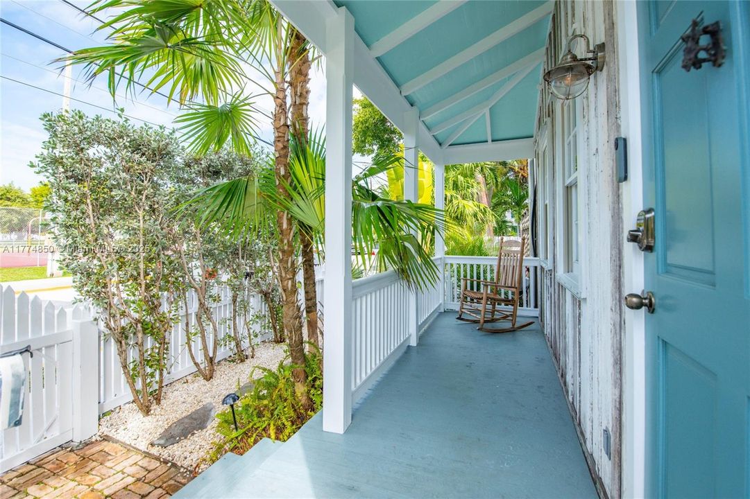 1400 Virginia St front porch