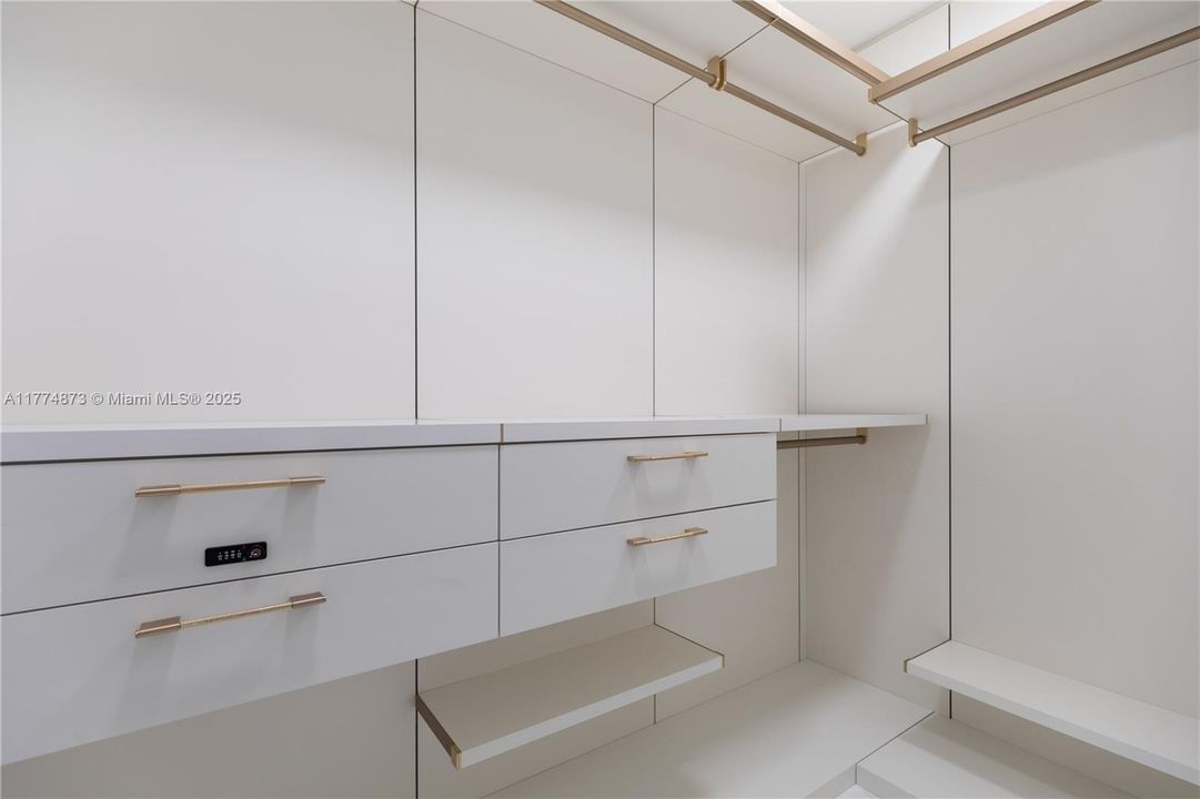 For Sale: $4,050,000 (2 beds, 2 baths, 1571 Square Feet)